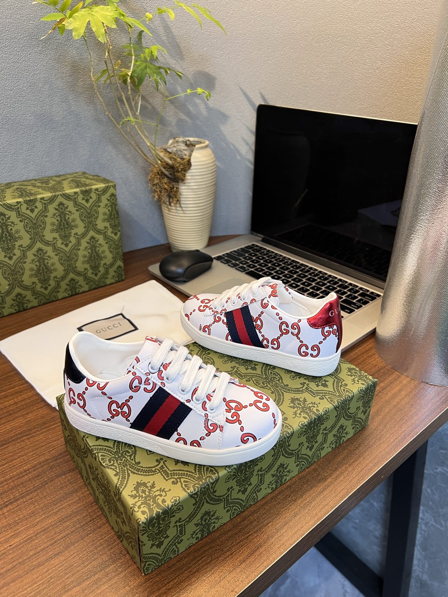 Children's shoes child